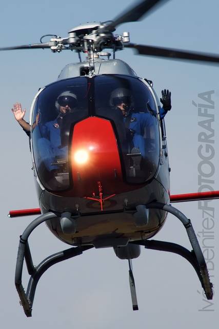 Una de las particularidades de las exhibiciones de la Patrulla Aspa es la proximidad con que se realizan algunas de las maniobras, hecho que permite una interaccin real entre los pilotos y el pblico.