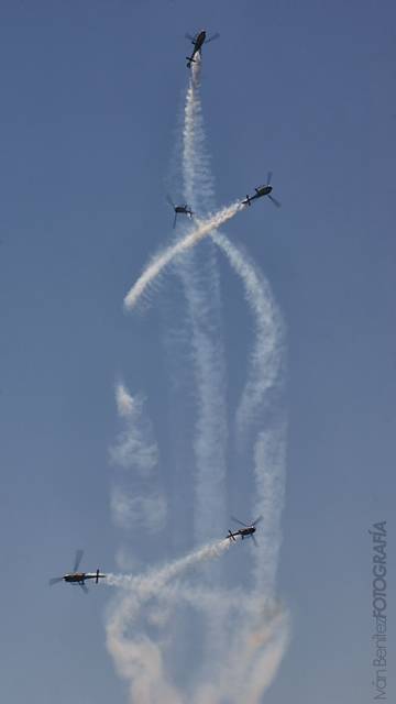 Velocidad, precisin, y el sonido de las aspas de cinco helicpteros hacen de estas exhibiciones un momento inolvidable. 