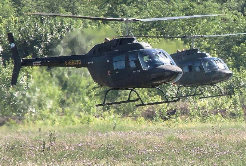 Dos de los helicpteros Agusta Bell AB-206 Jet Ranger vistos en la exposicin.