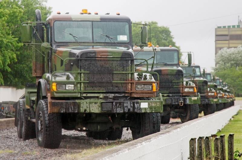 Los poderosos camiones tractores 6x6 Freightliner M916A3, siguen llegando mediante el FMS.
