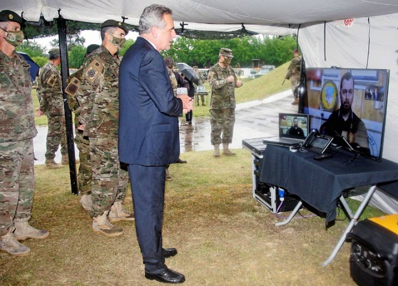 El MINDEF Agustn Rossi conversa con el jefe de una base antrtica en directo, a miles de kilmetros de distancia.