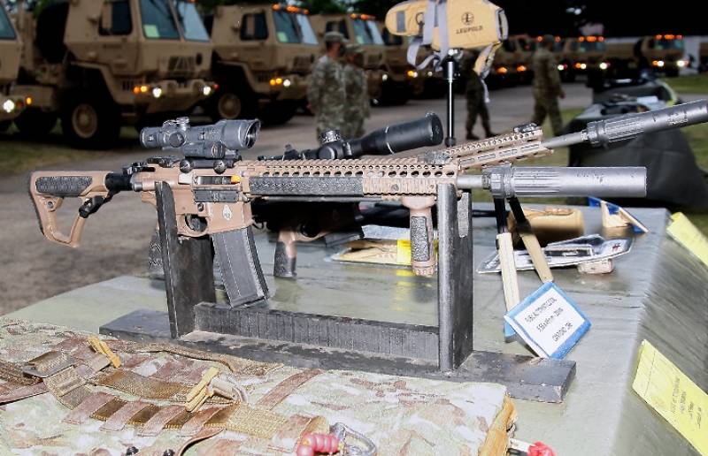 Los fusiles calibre 5,56 mm Daniel Defense con miras ACOG y supresores, son de lo mejor del mercado.