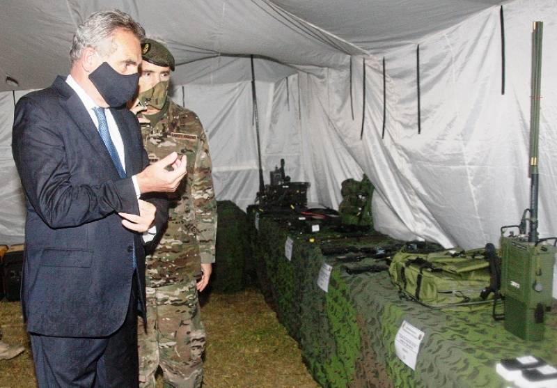 Rossi observa material de comunicaciones, 156 radios ELBIT PNR1000, 68  ELBIT VCR 950, 86  ELBIT PRC 930 y 10 HARRIS HF-VHF RF78OO para los comunicantes.