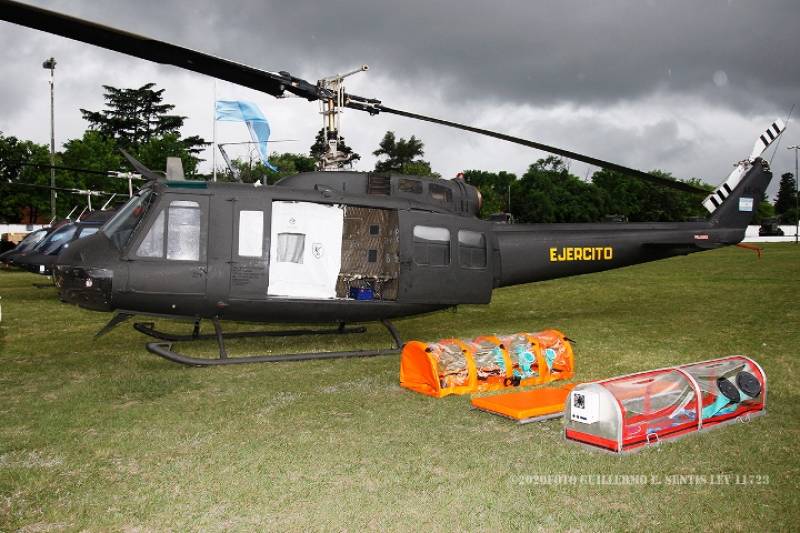 Un Bell UH-1H adaptado con elementos de proteccin para traslado de pacientes COVID 19. (Fotos: Guillermo Sentis)