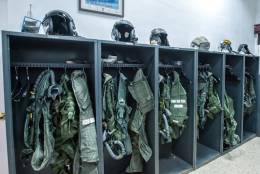 En la imagen vemos las taquillas de los pilotos de la Novena Escuadrilla,  donde guardan el casco de vuelo, la m�scara, los guantes, el chaleco de supervivencia y el salvavidas, un zah�n anti-G y otros elementos indispensables para volar en el Harrier.