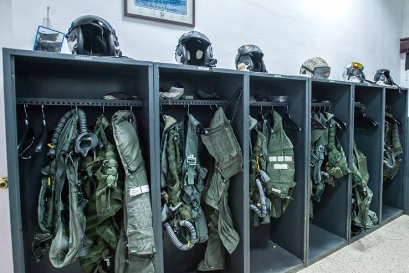 En la imagen vemos las taquillas de los pilotos de la Novena Escuadrilla, donde guardan el casco de vuelo, la máscara, los guantes, el chaleco de supervivencia y el salvavidas, un zahón anti-G y otros elementos indispensables para volar en el Harrier. En la imagen vemos las taquillas de los pilotos de la Novena Escuadrilla, donde guardan el casco de vuelo, la máscara, los guantes, el chaleco de supervivencia y el salvavidas, un zahón anti-G y otros elementos indispensables para volar en el Harrier.