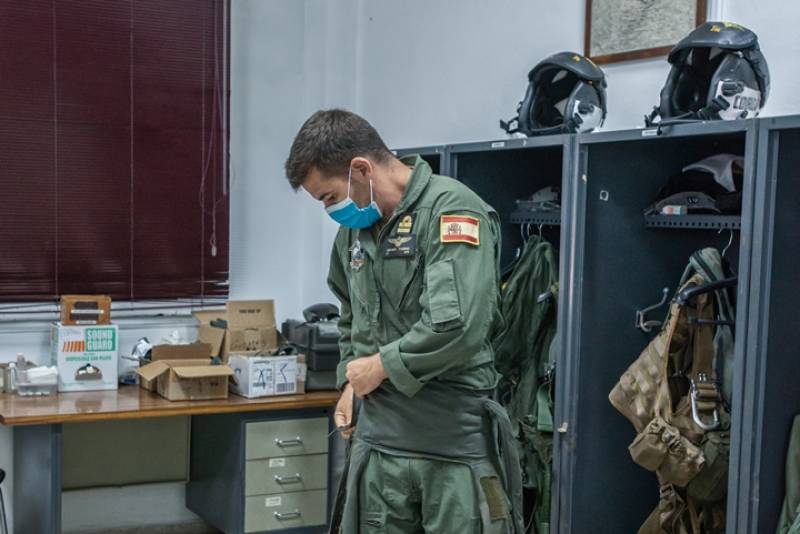 En la imagen vemos al Teniente de Navío, D. Santiago Touriño comenzando a ajustarse el zahón anti-G modelo CSU-13P sobre el mono de vuelo CWU-27/P. El zahón anti-G es un elemento indispensable en un avión de combate, ya que ayuda a mitigar los problemas originados por las fuertes aceleraciones, como la “visión negra” (black out) y la denominada “visión roja” (eritropsia). En la imagen vemos al Teniente de Navío, D. Santiago Touriño comenzando a ajustarse el zahón anti-G modelo CSU-13P sobre el mono de vuelo CWU-27/P. El zahón anti-G es un elemento indispensable en un avión de combate, ya que ayuda a mitigar los problemas originados por las fuertes aceleraciones, como la “visión negra” (black out) y la denominada “visión roja” (eritropsia).