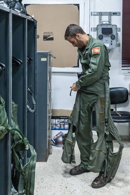 El CSU-13P se empieza a colocar por la cintura. Los “huecos” en la rodilla y parte posterior son necesarios para poder mantener la movilidad de las piernas. El aparato que está sobre la pared es un dispositivo Hoffmann ANV-20/20 y sirve para calibrar las gafas de visión nocturna (NVD). El CSU-13P se empieza a colocar por la cintura. Los “huecos” en la rodilla y parte posterior son necesarios para poder mantener la movilidad de las piernas. El aparato que está sobre la pared es un dispositivo Hoffmann ANV-20/20 y sirve para calibrar las gafas de visión nocturna (NVD).