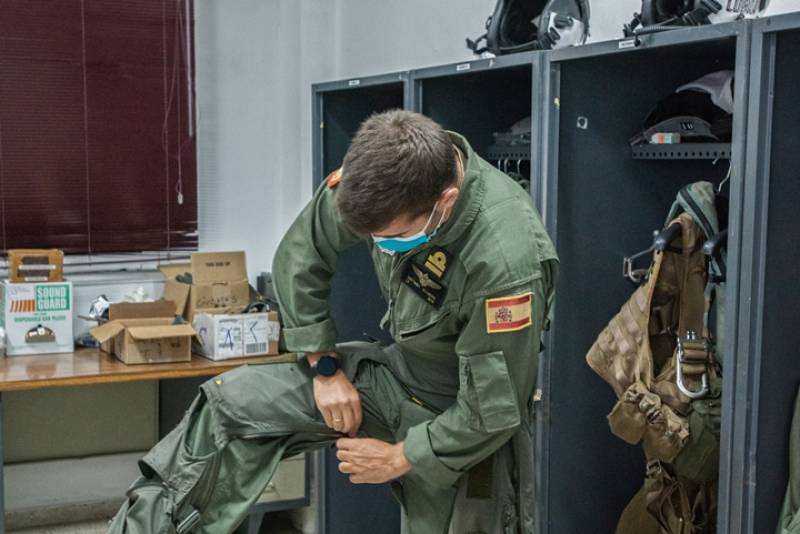 El cierre se hace mediante cremalleras. También hay bolsillos para guardar pequeños objetos. El cierre se hace mediante cremalleras. También hay bolsillos para guardar pequeños objetos.