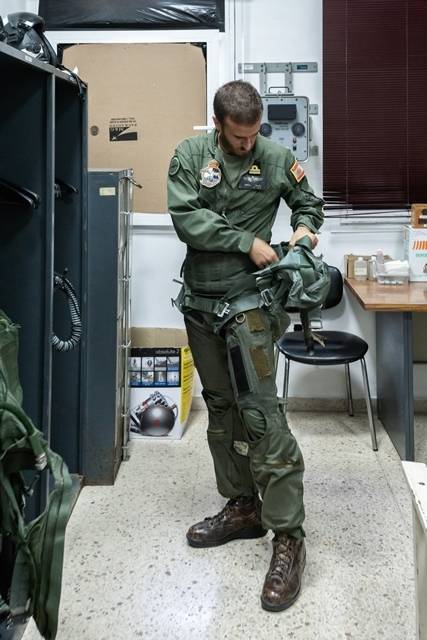 En esta imagen, el piloto ya ajustó el CSU-13P y comienza a colocarse el arnés modelo CPU-33. En esta imagen, el piloto ya ajustó el CSU-13P y comienza a colocarse el arnés modelo CPU-33.