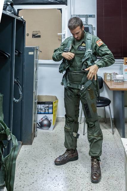 En esta imagen, el piloto cierra el mono de vuelo CWU-27/P para poder abrocharse el arnés CPU-33. En esta imagen, el piloto cierra el mono de vuelo CWU-27/P para poder abrocharse el arnés CPU-33.