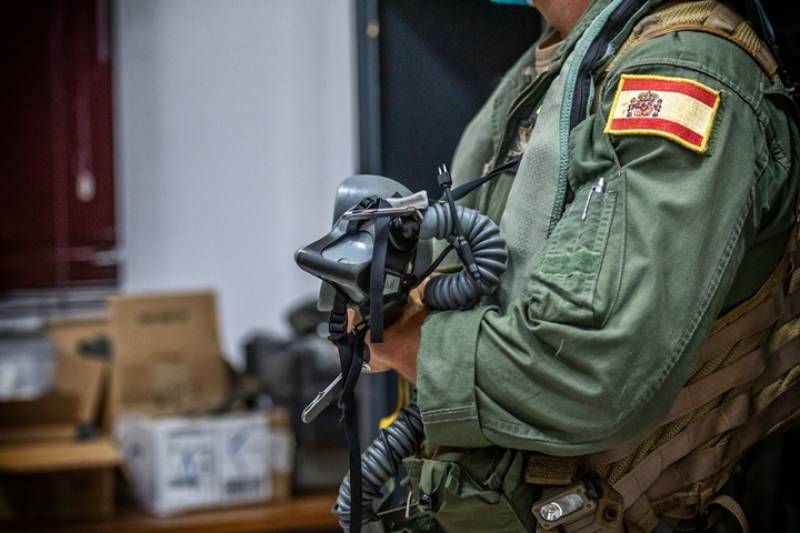 En esta imagen, el piloto manipula la máscara MBU-23. Esta máscara incorpora un micrófono M-169A/AIC se conecta a la radio y al propio casco, mediante un conector CX-4707C/AIC. En esta imagen, el piloto manipula la máscara MBU-23. Esta máscara incorpora un micrófono M-169A/AIC se conecta a la radio y al propio casco, mediante un conector CX-4707C/AIC.