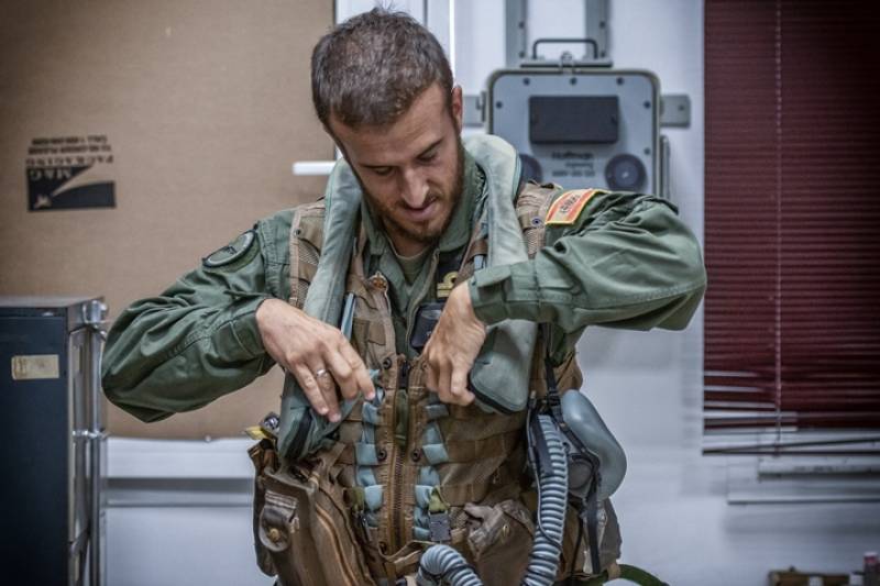 El chaleco de supervivencia CMU-36/P es configurable y se le pueden añadir bolsas al gusto. Lo normal es incluir una linterna estroboscópica, radio, bengalas, bolsas de agua y muchas otras cosas, sobre todo si se va a llevar a cabo una misión de combate real, ya que en caso de derribo, pueden pasar muchas horas hasta que el un helicóptero CSAR (Combat Search and Rescue) pueda llegar hasta el piloto. El chaleco de supervivencia CMU-36/P es configurable y se le pueden añadir bolsas al gusto. Lo normal es incluir una linterna estroboscópica, radio, bengalas, bolsas de agua y muchas otras cosas, sobre todo si se va a llevar a cabo una misión de combate real, ya que en caso de derribo, pueden pasar muchas horas hasta que el un helicóptero CSAR (Combat Search and Rescue) pueda llegar hasta el piloto.