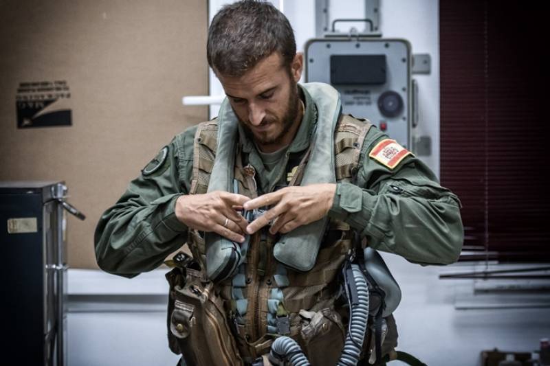 El chaleco salvavidas LPU/34/P está diseñado para inflarse automáticamente si el piloto cae al mar. Su forma en “U” invertida, posibilita que el piloto permanezca boca arriba aunque se encuentre inconsciente. En la imagen el piloto hace el último ajuste al LPU/34/P. Después se colocará los guantes GS/FRP-2, certificados para soportar 72,8º Celsius (700ºF) y ya estará listo para el vuelo. (Fotos: Juan Ángel TC, texto: Reinaldo Munilla, Asesoramiento técnico vestimenta: Sergio Muriel.) El chaleco salvavidas LPU/34/P está diseñado para inflarse automáticamente si el piloto cae al mar. Su forma en “U” invertida, posibilita que el piloto permanezca boca arriba aunque se encuentre inconsciente. En la imagen el piloto hace el último ajuste al LPU/34/P. Después se colocará los guantes GS/FRP-2, certificados para soportar 72,8º Celsius (700ºF) y ya estará listo para el vuelo. (Fotos: Juan Ángel TC, texto: Reinaldo Munilla, Asesoramiento técnico vestimenta: Sergio Muriel.)