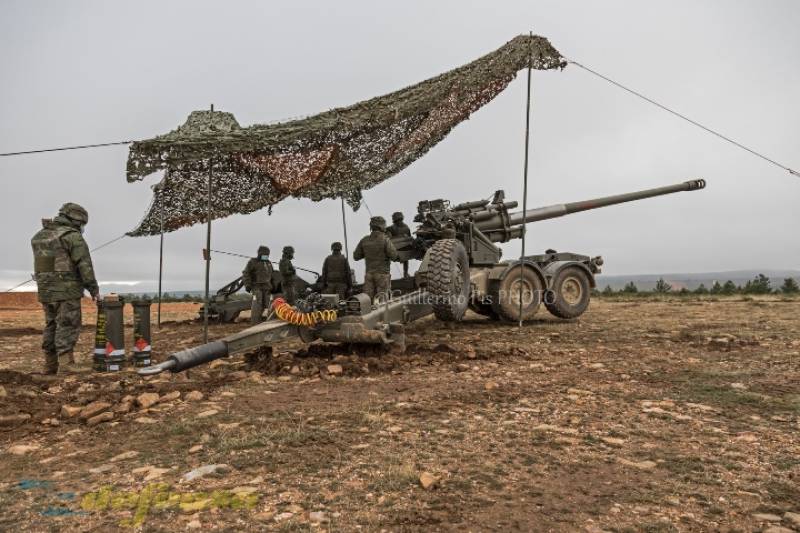 Con un alcance efectivo de hasta 40Km con municiones especiales, este Obús de 155mm cuenta también con un sistema de carga hidráulico un sistema de navegación inercial y de un computador balístico. Sin olvidar su motor diésel actúa como unidad de energía auxiliar (APU) y le otorga una velocidad autónoma de 18 km/h, permitiéndole una rápida entrada y salida en posición. Con un alcance efectivo de hasta 40Km con municiones especiales, este Obús de 155mm cuenta también con un sistema de carga hidráulico un sistema de navegación inercial y de un computador balístico. Sin olvidar su motor diésel actúa como unidad de energía auxiliar (APU) y le otorga una velocidad autónoma de 18 km/h, permitiéndole una rápida entrada y salida en posición.