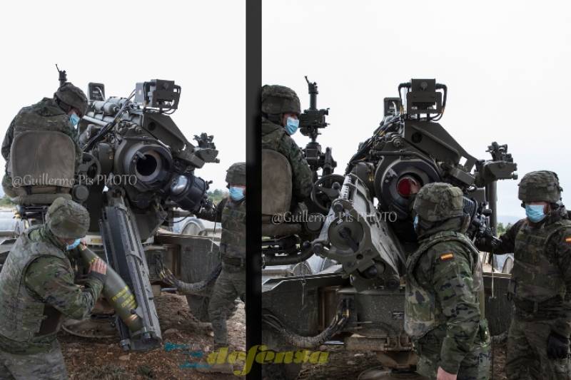 Aquí podemos ver la secuencia de carga del proyectil y posteriormente de la carga impulsora (pólvora).Dependiendo de la distancia, ángulo de tiro y demás variables, se introducen más o menos saquetes de pólvora. Aquí podemos ver la secuencia de carga del proyectil y posteriormente de la carga impulsora (pólvora).Dependiendo de la distancia, ángulo de tiro y demás variables, se introducen más o menos saquetes de pólvora.