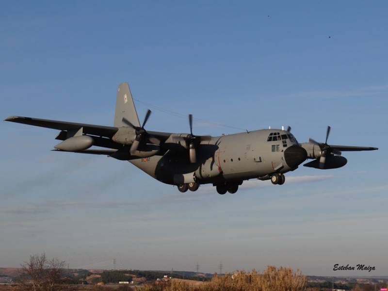 TK10-05 haciendo una pasada baja de despedida por las instalaciones del Ala 31 el d�a de su salida a Uruguay, el pasado jueves 17 de diciembre de 2020. 