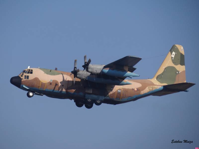 H�rcules TK10-07 durante un vuelo de instrucci�n con tripulaciones uruguayas