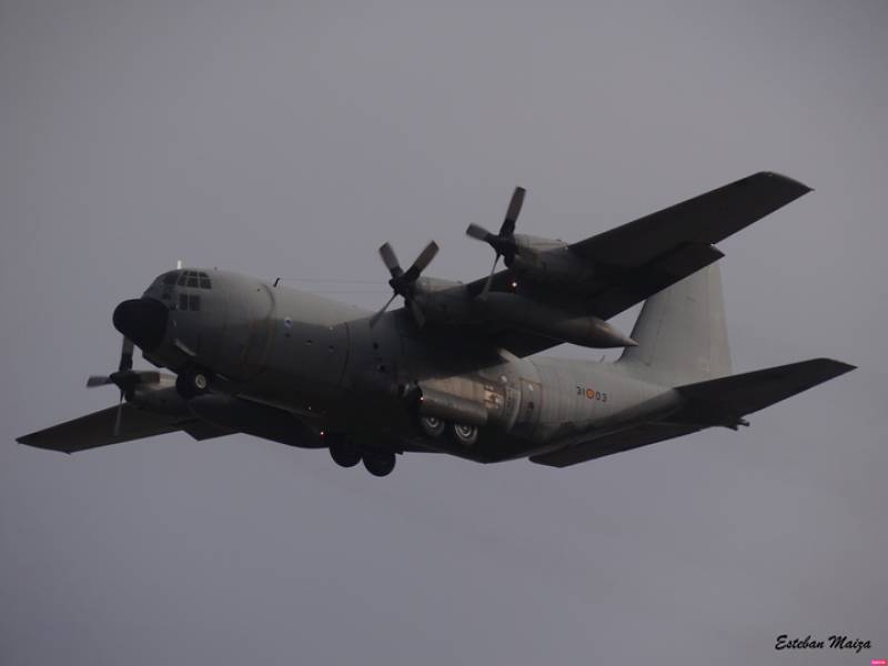 La silueta del H�rcules TK10-07 a contraluz despu�s del despegue del avi�n desde el aer�dromo de Ablitas, durante unos ejercicios en octubre de 2019.  (Fotos y texto: Esteban Maiza)
