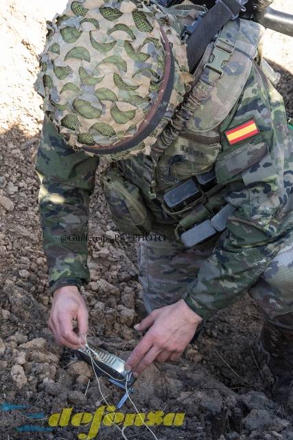 El entrenamiento activo en el manejo de distintos tipos de explosivos requiere una alta concentración por parte de estos hombres. El entrenamiento activo en el manejo de distintos tipos de explosivos requiere una alta concentración por parte de estos hombres.