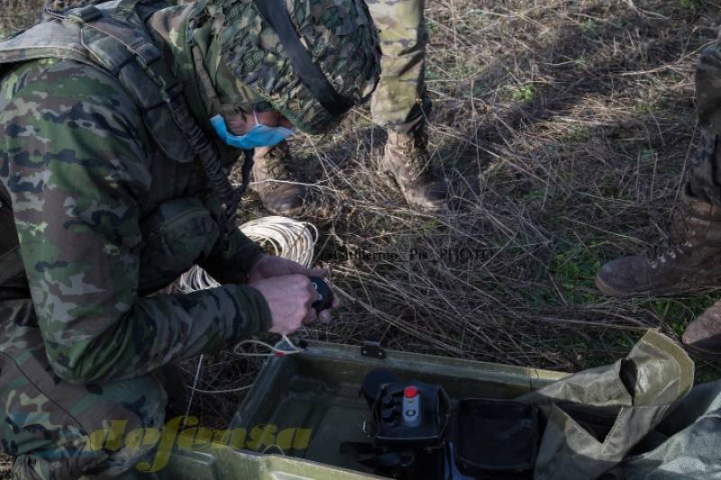 En estos ejercicios con explosivos reales, pudimos comprobar como los nuevos integrantes del batallón realizaban sus entrenamientos bajo la atenta mirada de sus instructores. En estos ejercicios con explosivos reales, pudimos comprobar como los nuevos integrantes del batallón realizaban sus entrenamientos bajo la atenta mirada de sus instructores.