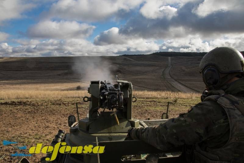 Browning M2 de 12,70 mm montada en uno de los BMR en acción de fuego. Browning M2 de 12,70 mm montada en uno de los BMR en acción de fuego.
