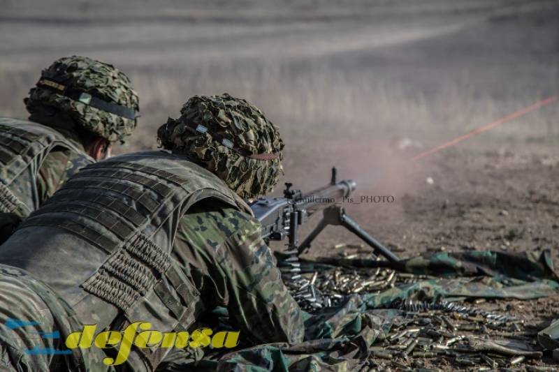 Con una cadencia de tiro de entre 1300/1500 disparos por minuto, la veterana MG 42 continua siendo a día de hoy un importante apoyo de fuego en el campo de batalla. Con una cadencia de tiro de entre 1300/1500 disparos por minuto, la veterana MG 42 continua siendo a día de hoy un importante apoyo de fuego en el campo de batalla.