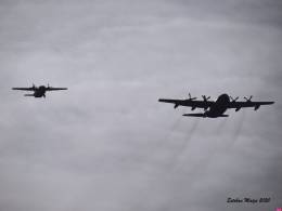 El H�rcules del Ej�rcito del Aire aparece por �ltima vez en el aer�dromo de Ablitas procedente de Zaragoza. En esta ocasi�n tan especial, no vuela solo, sino que lo hace en formaci�n con un C-212 Aviocar desde el cual se inmortalizan los saltos. 