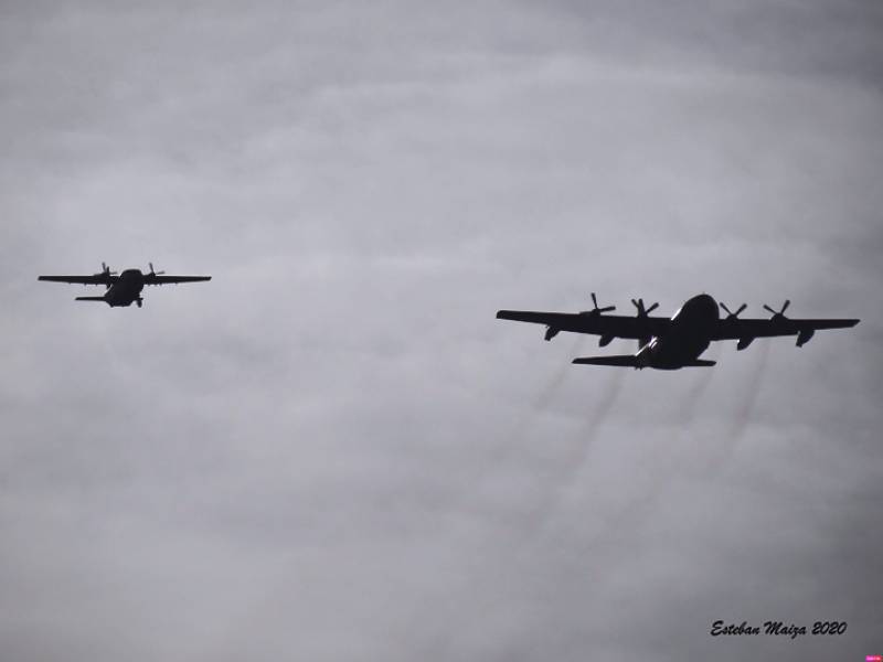 El Hércules del Ejército del Aire aparece por última vez en el aeródromo de Ablitas procedente de Zaragoza. En esta ocasión tan especial, no vuela solo, sino que lo hace en formación con un C-212 Aviocar desde el cual se inmortalizan los saltos. El Hércules del Ejército del Aire aparece por última vez en el aeródromo de Ablitas procedente de Zaragoza. En esta ocasión tan especial, no vuela solo, sino que lo hace en formación con un C-212 Aviocar desde el cual se inmortalizan los saltos.