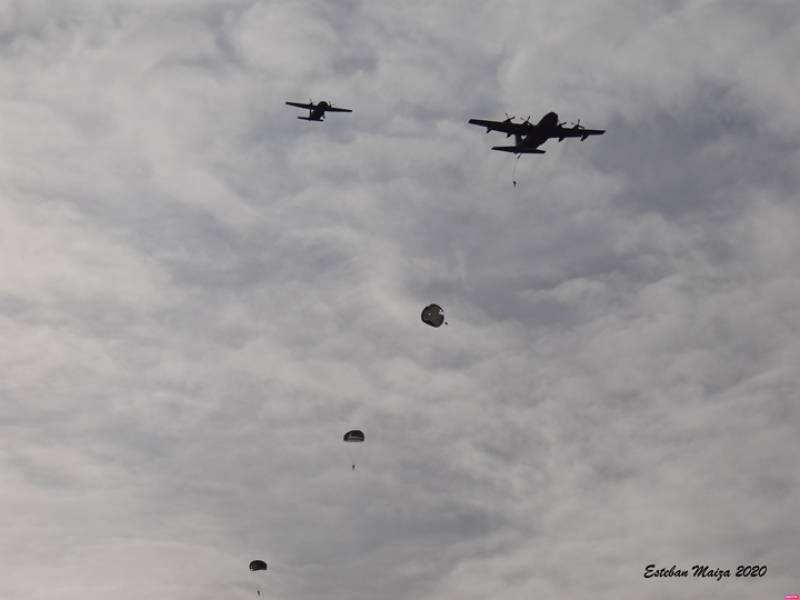 Lanzamiento de los últimos paracaidistas que efectuaron un salto desde un T10 (denominación del C-130 en el Ejército del Aire) en modalidad automática, a alrededor de mil pies de altura. Lanzamiento de los últimos paracaidistas que efectuaron un salto desde un T10 (denominación del C-130 en el Ejército del Aire) en modalidad automática, a alrededor de mil pies de altura.