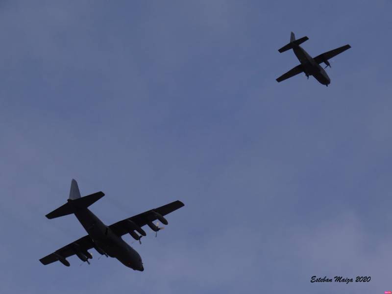 La formación Dumbo (Hércules) y Garza (Aviocar) se aleja del aeródromo para comenzar a adquirir altura tras el lanzamiento de paracaidistas en modalidad manual y preparándose para el salto en modalidad automática. La formación Dumbo (Hércules) y Garza (Aviocar) se aleja del aeródromo para comenzar a adquirir altura tras el lanzamiento de paracaidistas en modalidad manual y preparándose para el salto en modalidad automática.