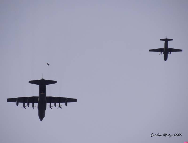 Momento exacto del lanzamiento de los últimos paracaidistas en modalidad manual desde un C-130 español. Momento exacto del lanzamiento de los últimos paracaidistas en modalidad manual desde un C-130 español.