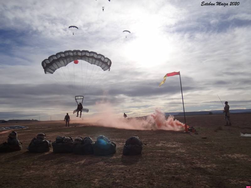 Llegada al punto de impacto de los paracaidistas de la primera patrulla que efectuó el salto en modalidad automática (para esta modalidad el salto se dividió en dos patrullas diferentes de paracaidistas, ambas del EADA). Llegada al punto de impacto de los paracaidistas de la primera patrulla que efectuó el salto en modalidad automática (para esta modalidad el salto se dividió en dos patrullas diferentes de paracaidistas, ambas del EADA).