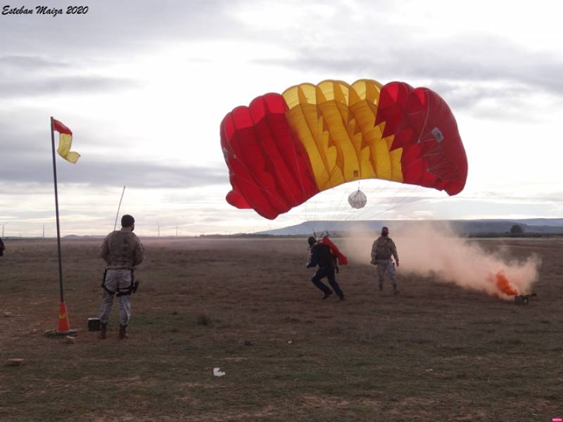 Llegada al punto de impacto de uno de los cuatro paracaidistas que formaban la segunda patrulla que saltó en modalidad manual, los definitivamente últimos cuatro soldados en saltar desde un T10 portando la escarapela española. Llegada al punto de impacto de uno de los cuatro paracaidistas que formaban la segunda patrulla que saltó en modalidad manual, los definitivamente últimos cuatro soldados en saltar desde un T10 portando la escarapela española.