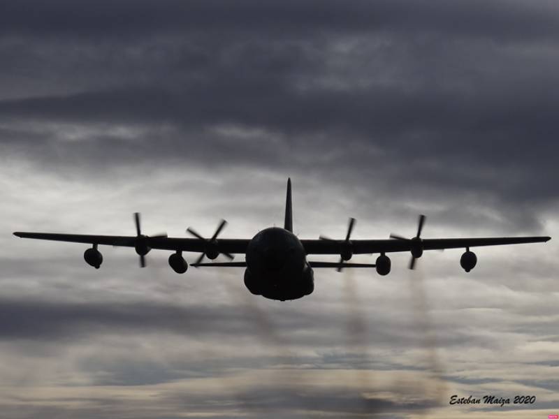 La primera de las dos pasadas rasantes de despedida que efectuó el "Dumbo" sobre el aeródromo, siguiendo el rumbo de la pista 31. La primera de las dos pasadas rasantes de despedida que efectuó el "Dumbo" sobre el aeródromo, siguiendo el rumbo de la pista 31.