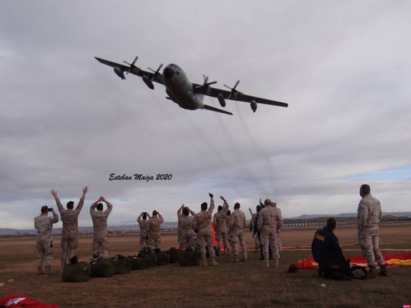 Segunda y última pasada de despedida y homenaje del Hércules sobre el aeródromo de Ablitas, esta vez en perpendicular al eje de la pista y con el emotivo adiós para siempre de los miembros del EADA, a los cuales les era imposible ocultar sus emociones antes el cierre de un capítulo en su historia, en la historia del Ala 31 y también en la del Ejército del Aire. Segunda y última pasada de despedida y homenaje del Hércules sobre el aeródromo de Ablitas, esta vez en perpendicular al eje de la pista y con el emotivo adiós para siempre de los miembros del EADA, a los cuales les era imposible ocultar sus emociones antes el cierre de un capítulo en su historia, en la historia del Ala 31 y también en la del Ejército del Aire.