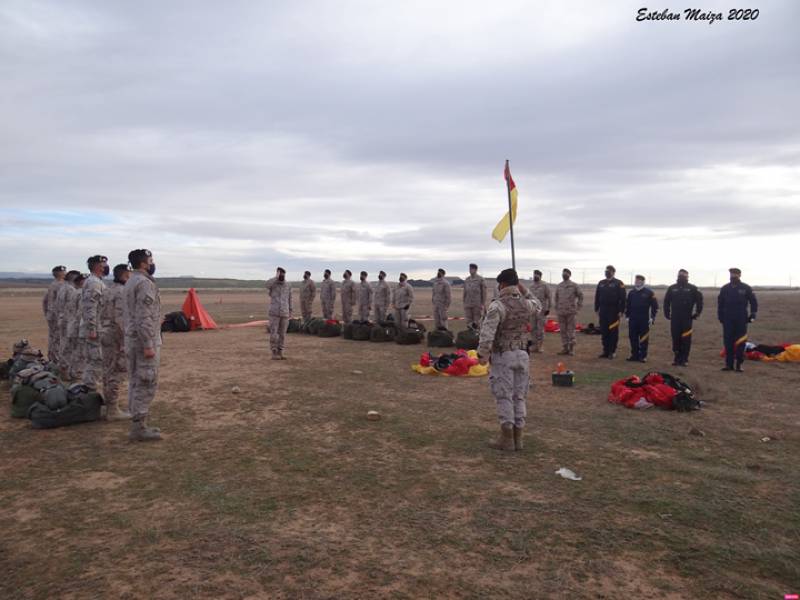 Las tres patrullas de paracaidistas del EADA presentan novedades ante los CCT´s (Combat Control Team), encargados de dirigir y coordinar los lanzamientos desde tierra. Las tres patrullas de paracaidistas del EADA presentan novedades ante los CCT´s (Combat Control Team), encargados de dirigir y coordinar los lanzamientos desde tierra.
