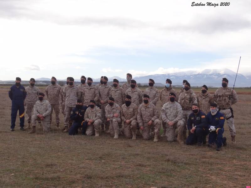 Foto de grupo de todos los miembros del Escuadrón de Apoyo al Despliegue Aéreo que formaron parte de la historia de ese día, desde los paracaidistas hasta los miembros de Policía Militar del aeródromo pasando por los controladores aéreos de combate. Foto de grupo de todos los miembros del Escuadrón de Apoyo al Despliegue Aéreo que formaron parte de la historia de ese día, desde los paracaidistas hasta los miembros de Policía Militar del aeródromo pasando por los controladores aéreos de combate.