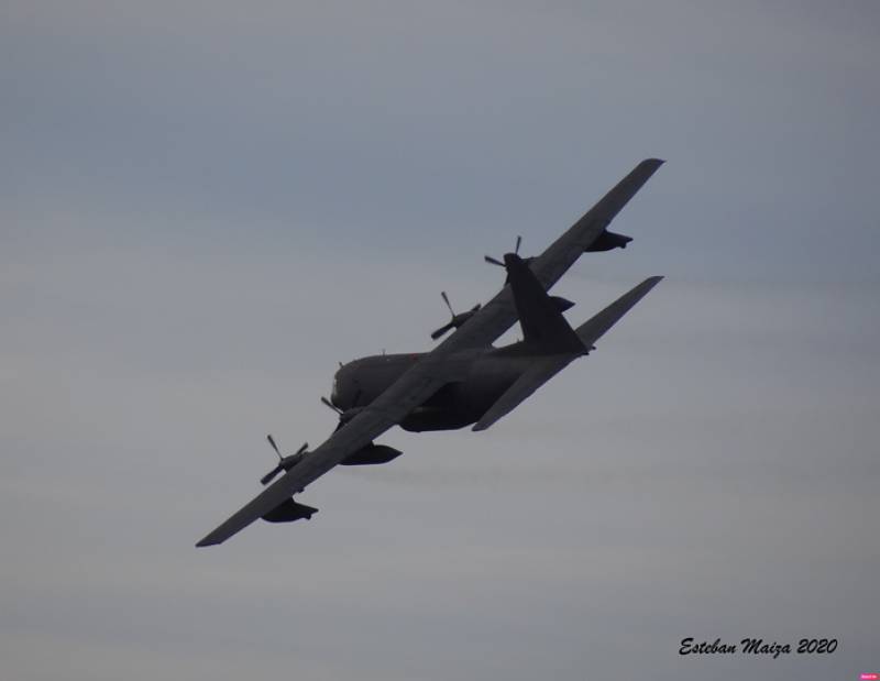 El Hércules matrícula TK10-12 se aleja por última vez de la zona de Ablitas para aterrizar en la base aérea de Zaragoza. Este fue el último vuelo operativo de un Hércules del Ala 31 del Ejército del Aire, la última vez que un Dumbo surcó nuestros cielos con la escarapela española y la cruz de San Andrés en la cola. (Texto y fotos: Esteban Maiza) El Hércules matrícula TK10-12 se aleja por última vez de la zona de Ablitas para aterrizar en la base aérea de Zaragoza. Este fue el último vuelo operativo de un Hércules del Ala 31 del Ejército del Aire, la última vez que un Dumbo surcó nuestros cielos con la escarapela española y la cruz de San Andrés en la cola. (Texto y fotos: Esteban Maiza)