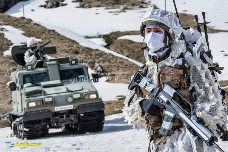 Instrucción NBQ, combate urbano, nocturno y un amplio etc... completan la formación y preparación de estos infantes. Instrucción NBQ, combate urbano, nocturno y un amplio etc... completan la formación y preparación de estos infantes.