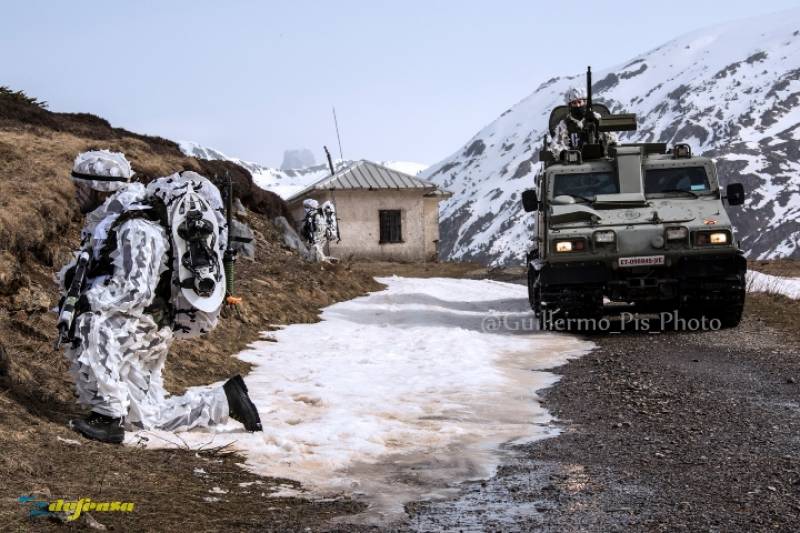 El equipo y materiales del que está dotada la unidad la capacitan no sólo para actuar en montaña (tal y como da a entender su denominación) )si no en cualquier escenario geográfico. El equipo y materiales del que está dotada la unidad la capacitan no sólo para actuar en montaña (tal y como da a entender su denominación) )si no en cualquier escenario geográfico.