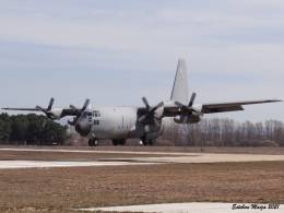 El H�rcules matr�cula T10-08 a punto de aterrizar por la pista 27 del aer�dromo, siendo la primera vez que un C-130 aterriza en Garray, Soria. 