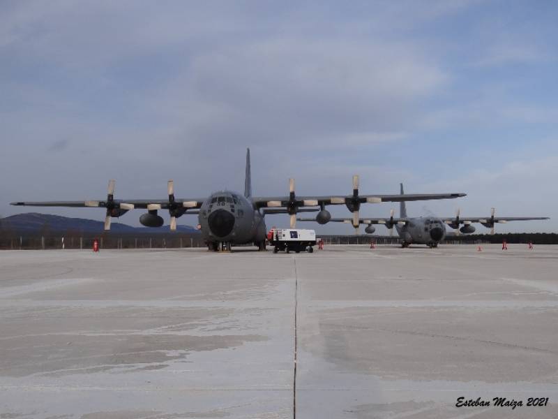 Los Hrcules 08 y 09 ya descansan en la plataforma de su nueva casa: el aerdromo de Garray. 