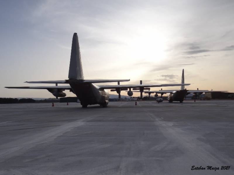 Amanece en el aerdromo con el T.10-08 y T.10-09 en plataforma, es el ltimo da del Hrcules en Espaa.