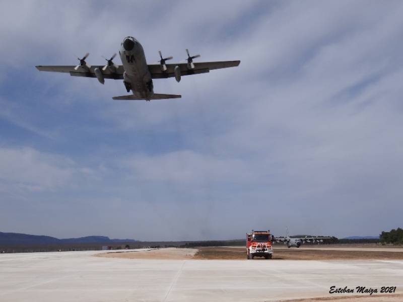 El TL.10-01 realizando una pasada baja a mil pies del suelo mientras el TK.10-07 ya rueda por la pista 09 para abandonarla hacia la plataforma
