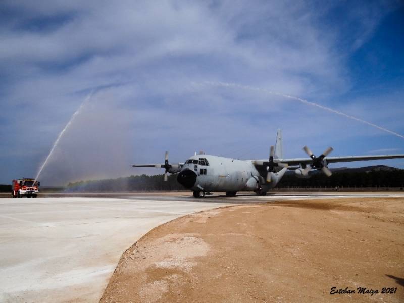 El TL.10-01 recibe el bautismo con el arco del agua de dos camiones de bomberos.  (Texto y fotos Esteban Maiza)