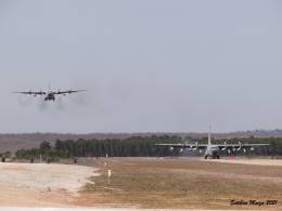 �ltimo aterrizaje del TK.10-07 escoltado por el TL.10-01 que realiz� una baja aproximaci�n en formaci�n para acompa�arlo. 