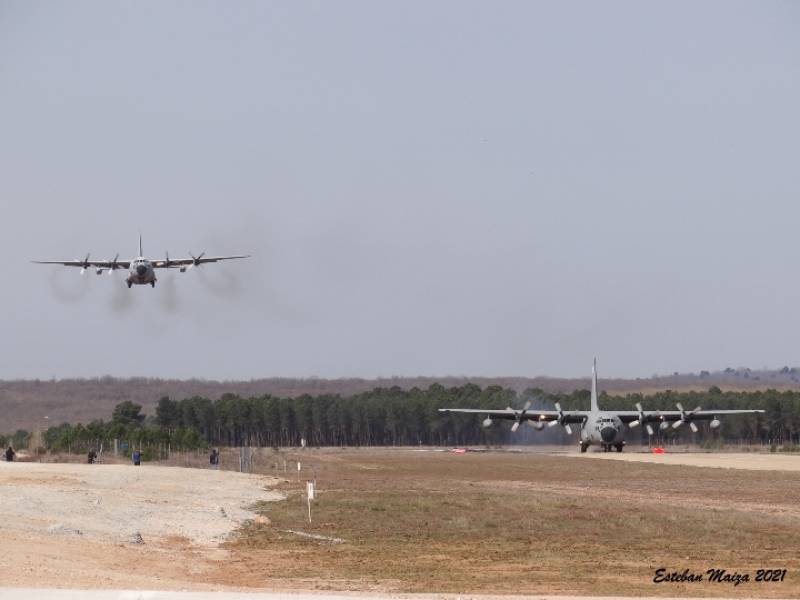 ltimo aterrizaje del TK.10-07 escoltado por el TL.10-01 que realiz una baja aproximacin en formacin para acompaarlo. 