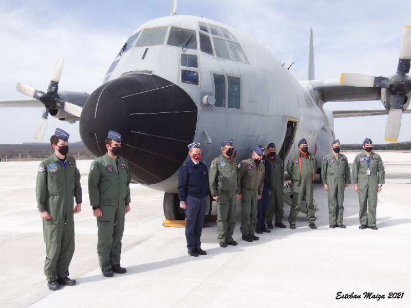 Las tripulaciones encargadas de realizar este ltimo vuelo de Hrcules en la historia de Espaa esperando para saludar a las autoridades que acudieron al acto. 