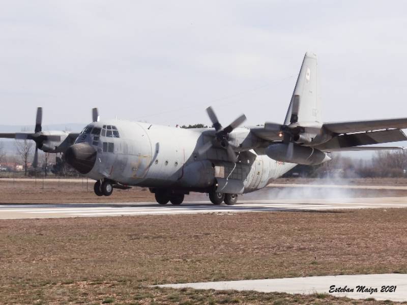 El Hrcules matrcula T.10-09 realiza su aterrizaje en el aerdromo de Garray, probablemente sea la ltima vez que este avin toma tierra. 